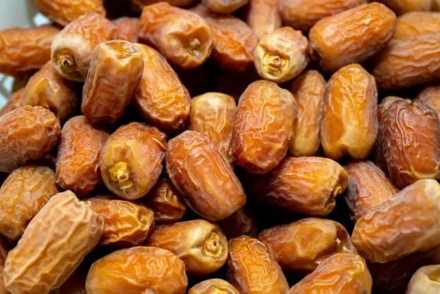 تصویر 4 از خرما زاهدی خوزستان با رنگ طلایی و کیفیت ممتاز